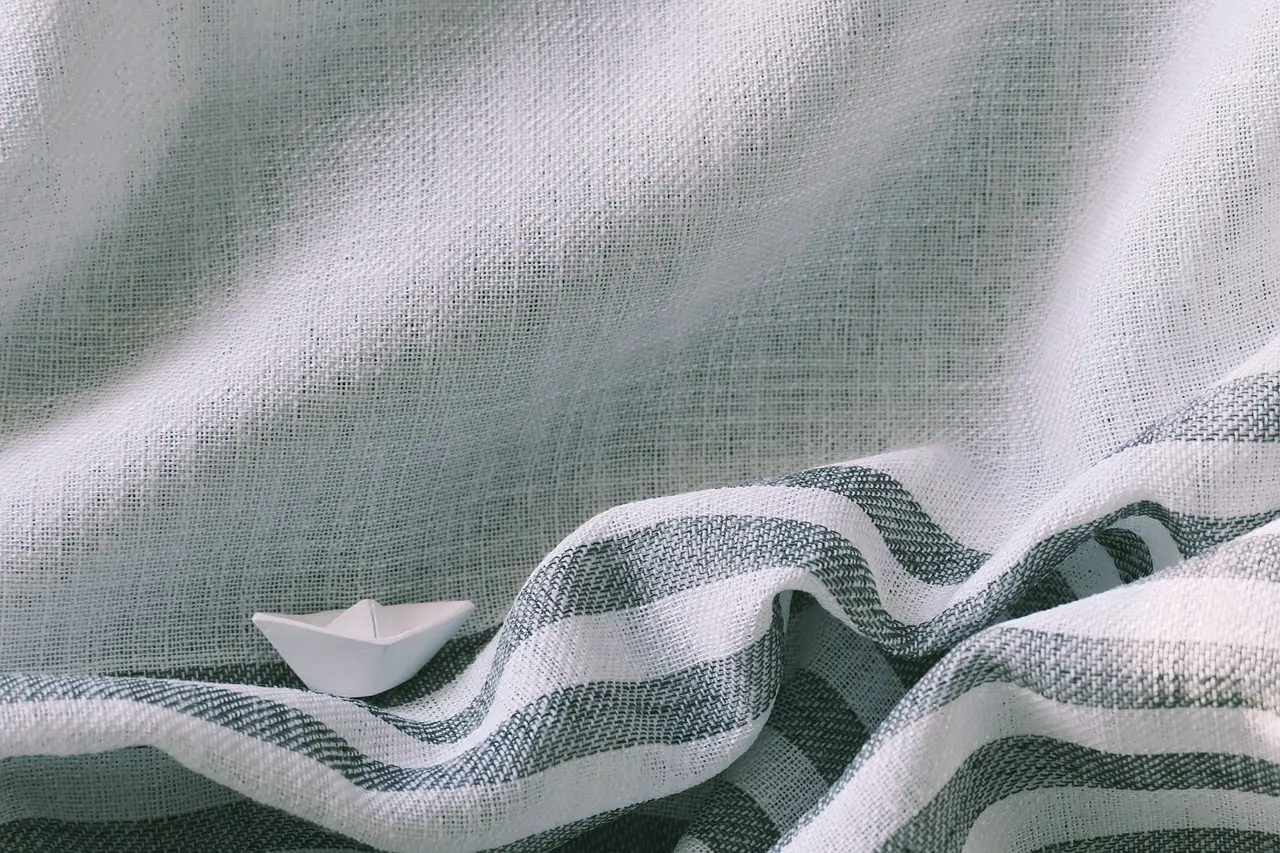 Hvad er forskellen på en enkelt og dobbelt gardinstang?